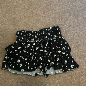 I’m selling a black mini floral skirt. It is a medium. It’s from forever 21.